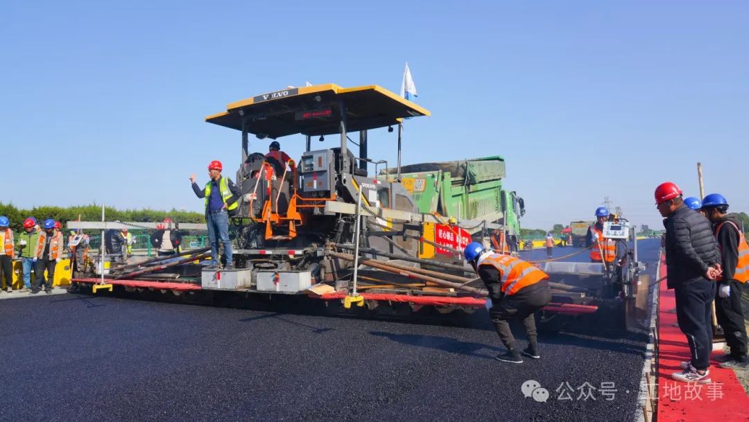 無(wú)錫交建錫宜高速XYK-22標(biāo)瀝青中面層首件施工圓滿(mǎn)完成